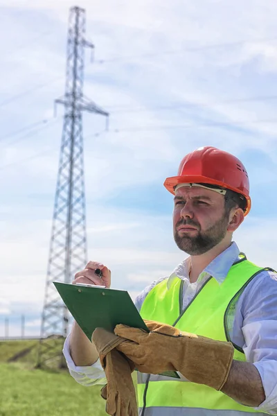 Electricista trabajando en un casco con guantes —  Fotos de Stock