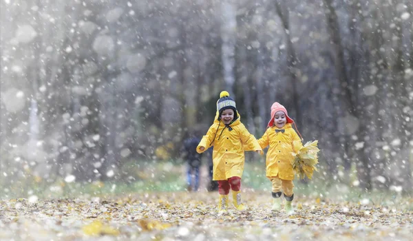 Kleinkinder bei einem Spaziergang im Herbstpark. der erste Frost und der erste — Stockfoto