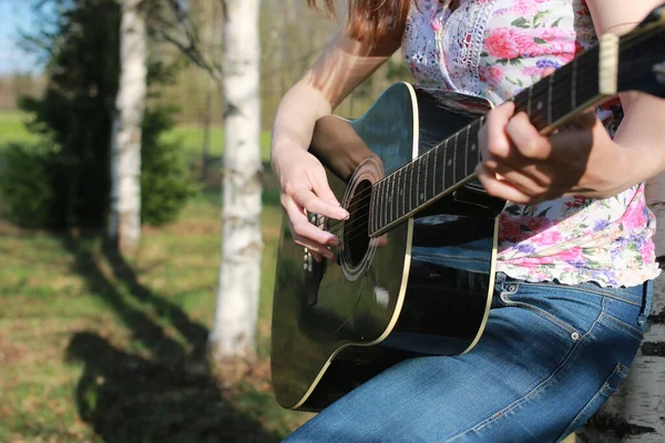 Guitar string woman hand outdoor — Stock Photo, Image