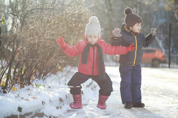 Söta Barn Varma Kläder Leker Vinter Park — Stockfoto
