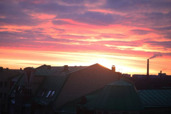 Amanhecer cor-de-rosa brilhante do norte de manhã — Fotografia de Stock