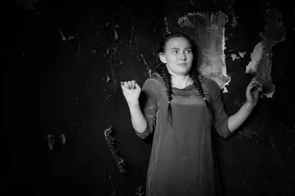 Jovem menina retrato em uma casa velha com paredes queimadas — Fotografia de Stock