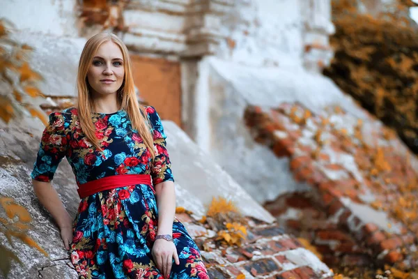 Ragazza in strada con un ombrello — Foto Stock