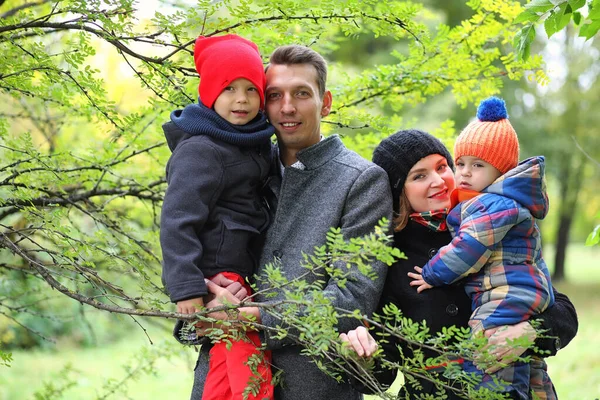 Çocuklu Genç Bir Aile Baharda Parkta Yürüyüşe Çıkıyor — Stok fotoğraf