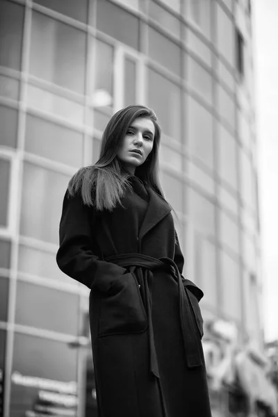 Fille dans un manteau noir et blanc photo — Photo