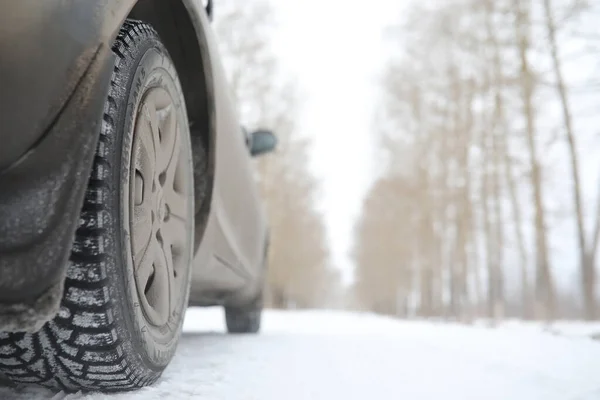 在田野上雪地冬天路上的汽车. — 图库照片