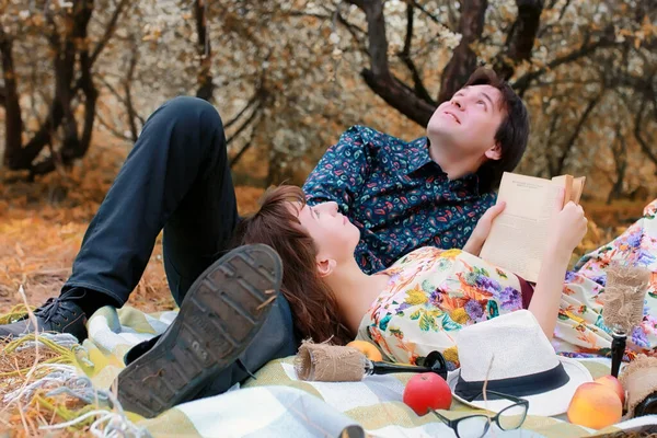 Pareja joven en la fecha en otoño parque — Foto de Stock