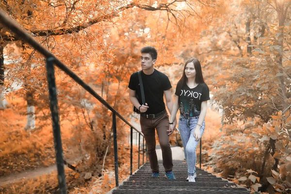 Jeune couple en promenade dans le parc d'automne — Photo