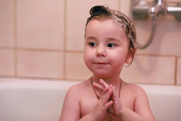 Les Filles Jouent Dans Salle Bain Pendant Les Procédures Eau — Photo