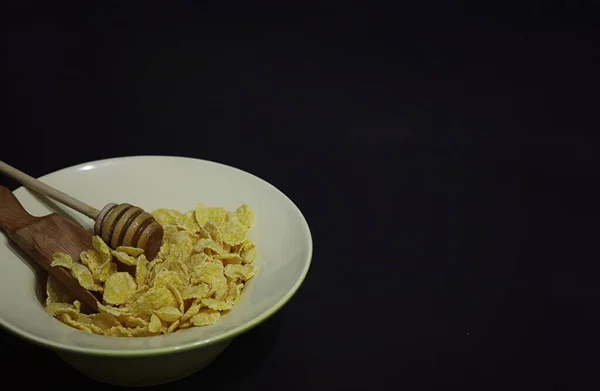 Corn flakes in a plate. Breakfast from flakes with honey and mil — Stock Photo, Image