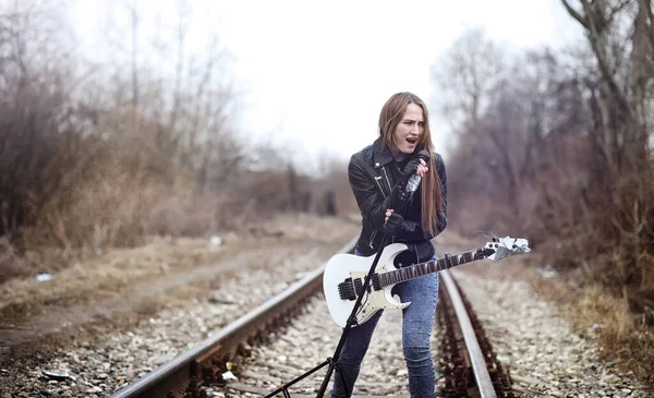 エレク トリック ギターを美しい若い女の子のロッカー。岩 musicia — ストック写真