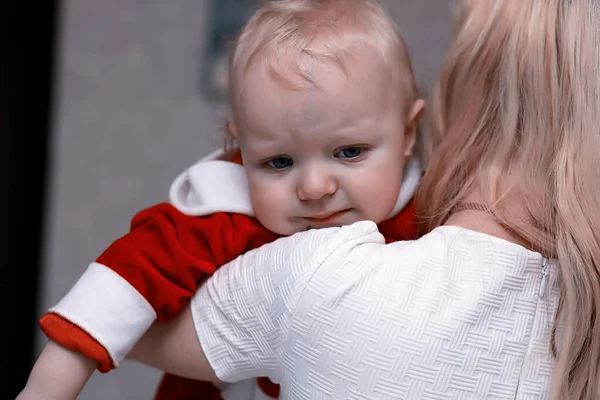 Portrait d'un jeune enfant blond aux yeux bleus — Photo