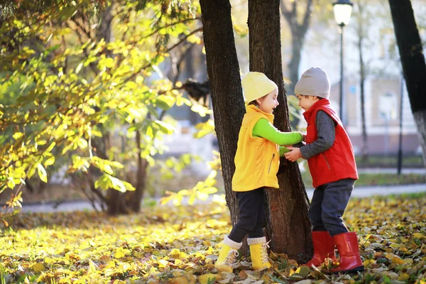 Los niños caminan en el parque de otoño — Foto de Stock