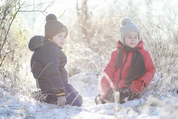 Kış Parkında Oynayan Kalın Elbiseli Şirin Çocuklar — Stok fotoğraf