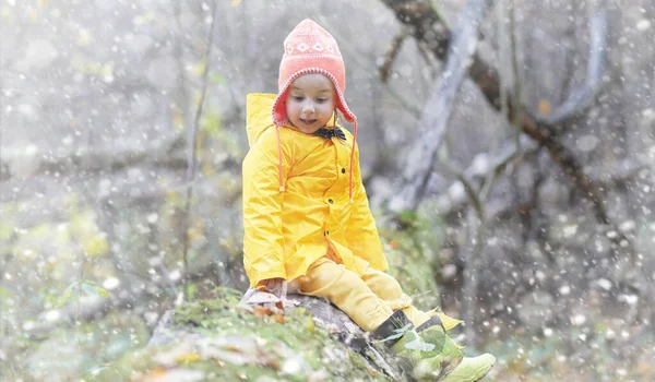 Sonbahar parkta bir yürüyüş üzerinde küçük çocuklar. İlk frost ve ilk — Stok fotoğraf