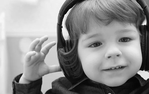 Małe Dziecko Słuchające Muzyki Słuchawkach Zdjęcie Czarno Białe — Zdjęcie stockowe