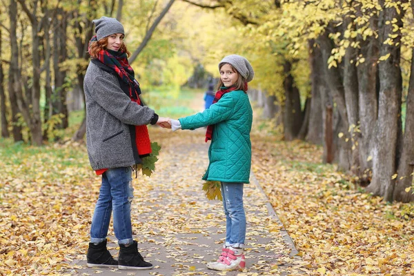 Jeune belle mère avec sa fille sur la nature. Une fille dans un — Photo