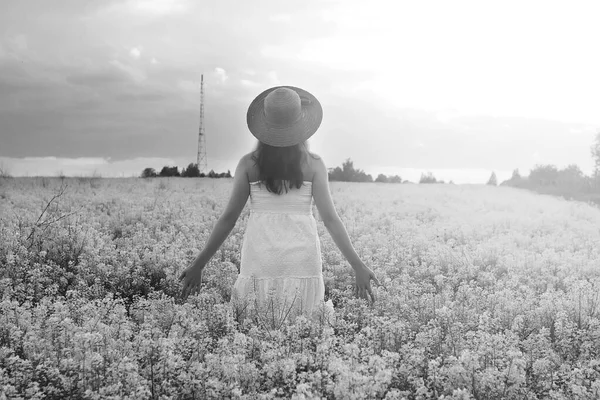 โมโนโครมของเด กสาวในหมวก นอย ในท งกว างของดอกไม — ภาพถ่ายสต็อก