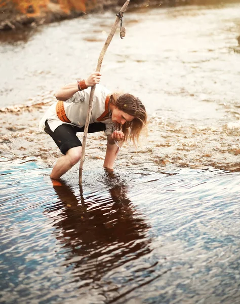 Un uomo in abiti etnici è un scandinavo — Foto Stock