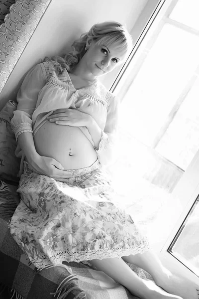Беременная девочка черно-белая — стоковое фото