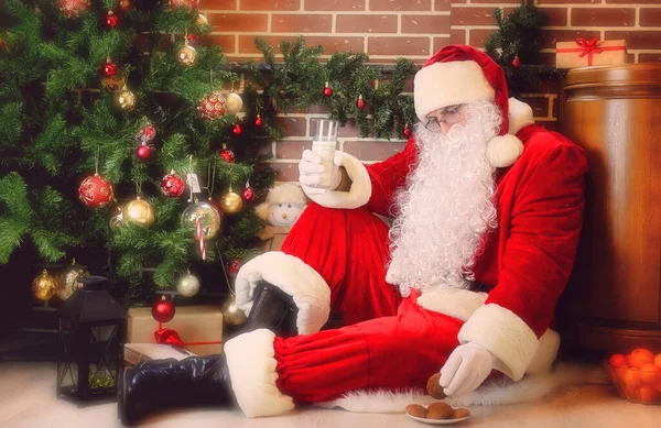 Santa Claus con árbol de Navidad —  Fotos de Stock