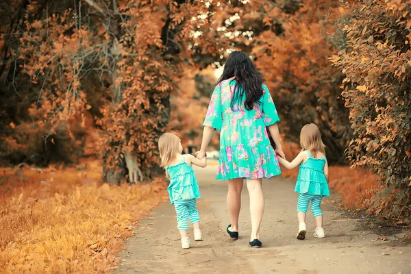 Осінь мати з двома дочками. — стокове фото