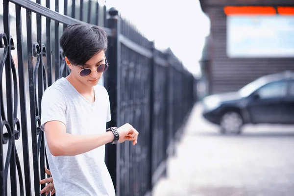 Asiático moda hombre al aire libre en la ciudad —  Fotos de Stock