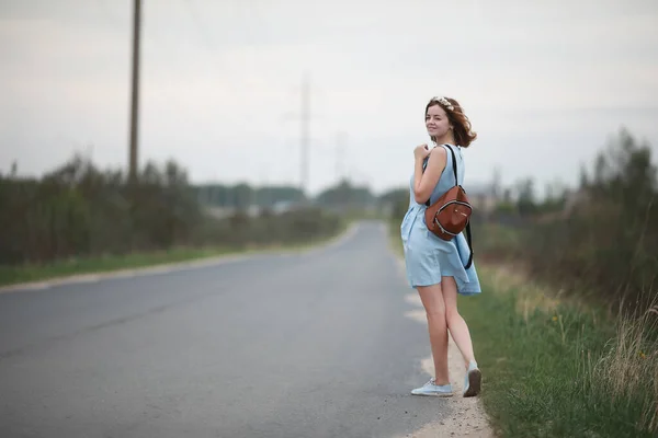 Chica en vestido azul en el parque verde — Foto de Stock