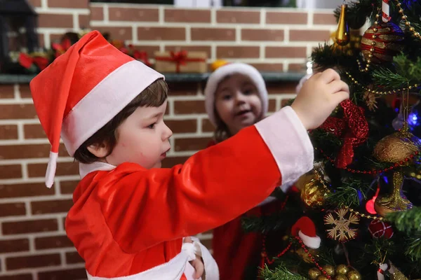 Papai Noel casal com gêmeos — Fotografia de Stock