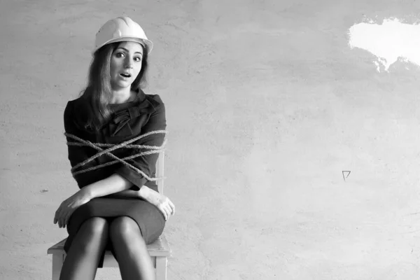 Monochromes Foto einer Geschäftsfrau, die auf einem Stuhl sitzt — Stockfoto