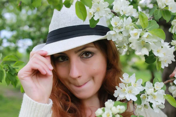 Girl in apple garden flower — Stock Photo, Image