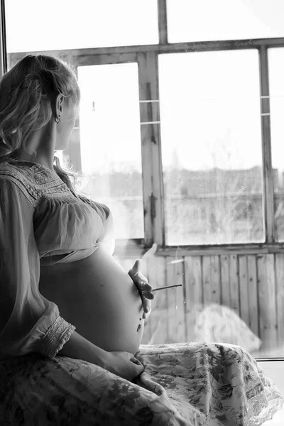 Fille enceinte noir et blanc — Photo