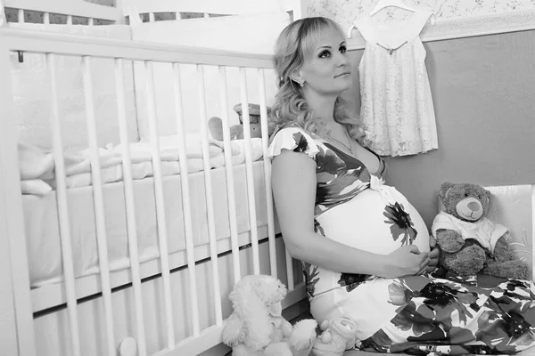 Ragazza incinta in bianco e nero — Foto Stock
