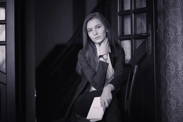 Een meisje in een café drinkt koffie. Een vrouw is ontbijten — Stockfoto