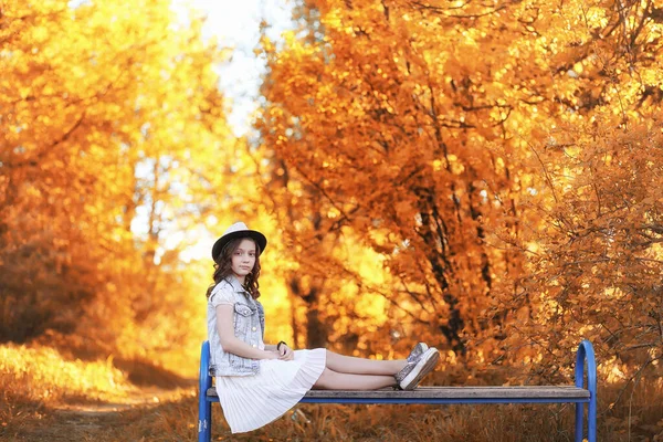 Chica caminando en el parque de otoño. Otoño en la ciudad, chica con d — Foto de Stock