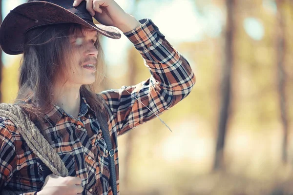 Autunno tempo piovoso e un giovane uomo con un ombrello — Foto Stock