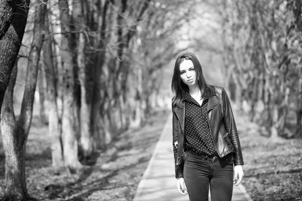 Fata la o plimbare prin orașul de primăvară — Fotografie, imagine de stoc