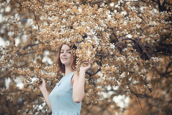 Bir yürüyüş ve sonbaharında genç kız — Stok fotoğraf