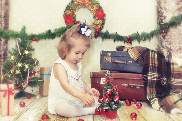Niña y árbol de Navidad — Foto de Stock