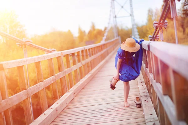 Gadis cantik muda dengan gaun di alam. Seorang gadis dengan topi berjalan — Stok Foto