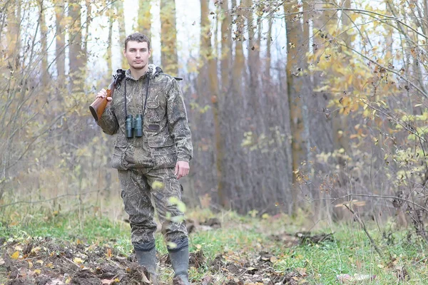 Kamuflaj ve bahar hun üzerinde orman Kuşağı'nda silahlı adam — Stok fotoğraf