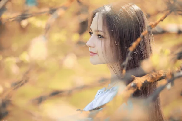 Junges Mädchen auf einem Spaziergang im Herbst — Stockfoto