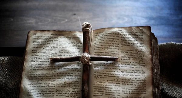 Religiösa gammal bok på ett träbord. En religiös cross bundet wit — Stockfoto
