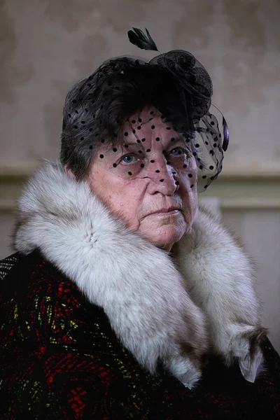 Retro abuela en un sombrero de fumar — Foto de Stock