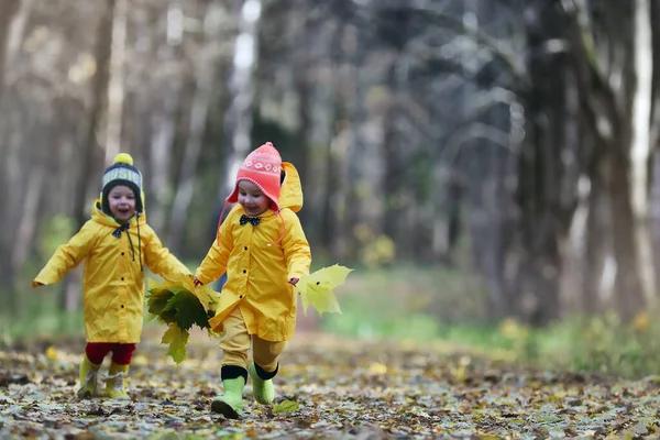 Barnen går i höstparken — Stockfoto