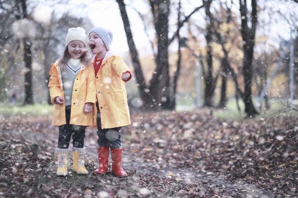 Çocuklar parkta ilk kar yürümek — Stok fotoğraf