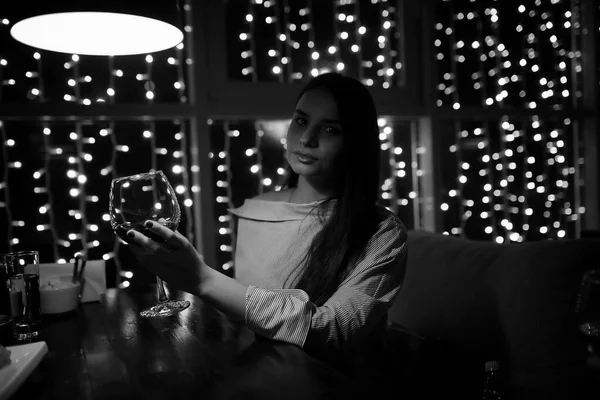 Dziewczyna w godzinach wieczornych w kawiarni — Zdjęcie stockowe