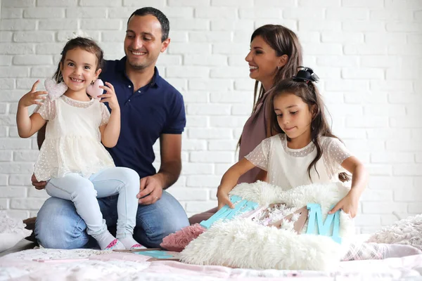 Hermosa familia joven con hijas —  Fotos de Stock