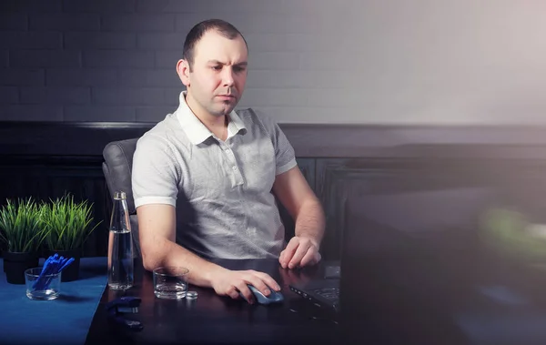 Man at table and working on laptop — Stock Photo, Image