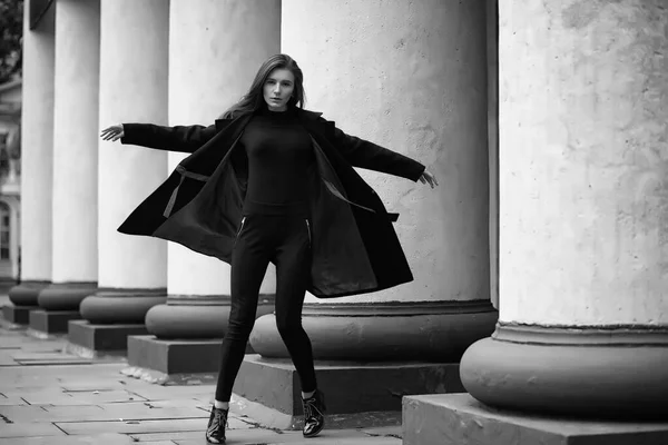 Ragazza in un cappotto foto in bianco e nero — Foto Stock